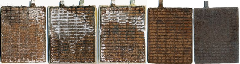 Datei:1920px-Sulfatierung der Plusplatte einer Bleibatterie.jpg