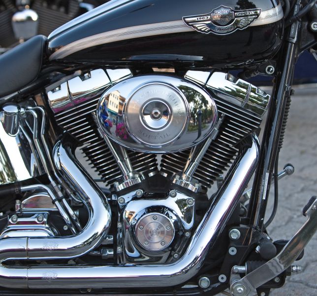 Datei:Motorcycle engine 10 2012.jpg