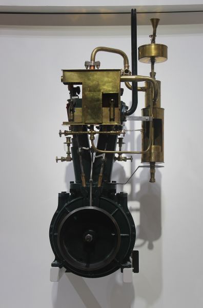 Datei:1889 Daimler 2-cylinder-V-engine 1.47kW.jpg